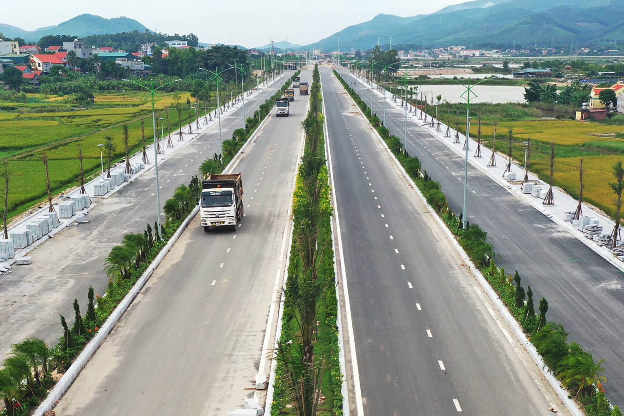 Đường nối Khu công nghiệp Cái Lân qua khu công nghiệp Việt Hưng với cao tốc Hạ Long - Vân Đồn đã hoàn thành thi công tuyến trục chính tạo điều kiện thuận lợi cho doanh nghiệp đầu tư.