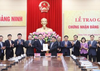 Lãnh đạo Ban Quản lý Khu Kinh tế tỉnh trao chứng nhận đăng ký đầu tư cho đại diện Tập đoàn Thành Công.
