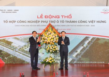 Đồng chí Nguyễn Xuân Ký, Bí thư Tỉnh ủy, Chủ tịch HĐND tỉnh, tặng hoa chúc mừng Tập đoàn Thành Công