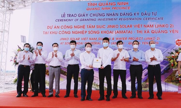 Lãnh đạo Ban quản lý Khu kinh tế Quảng Ninh trao giấy chứng nhận đầu tư cho đại diện Dự án Jinco 2- một trong 2 dự án có vốn FDI lớn nhất cấp mới năm 2021