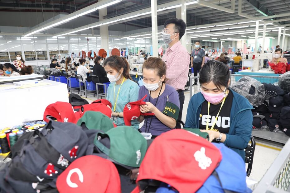 Tập đoàn Vĩnh Trọng sản xuất mũ thời trang tại Khu công nghiệp Việt Hưng (TP Hạ Long).
