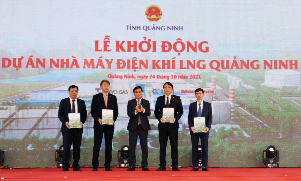 trao giấy chấp thuận đầu tư Dự án điện khí LNG Quảng Ninh