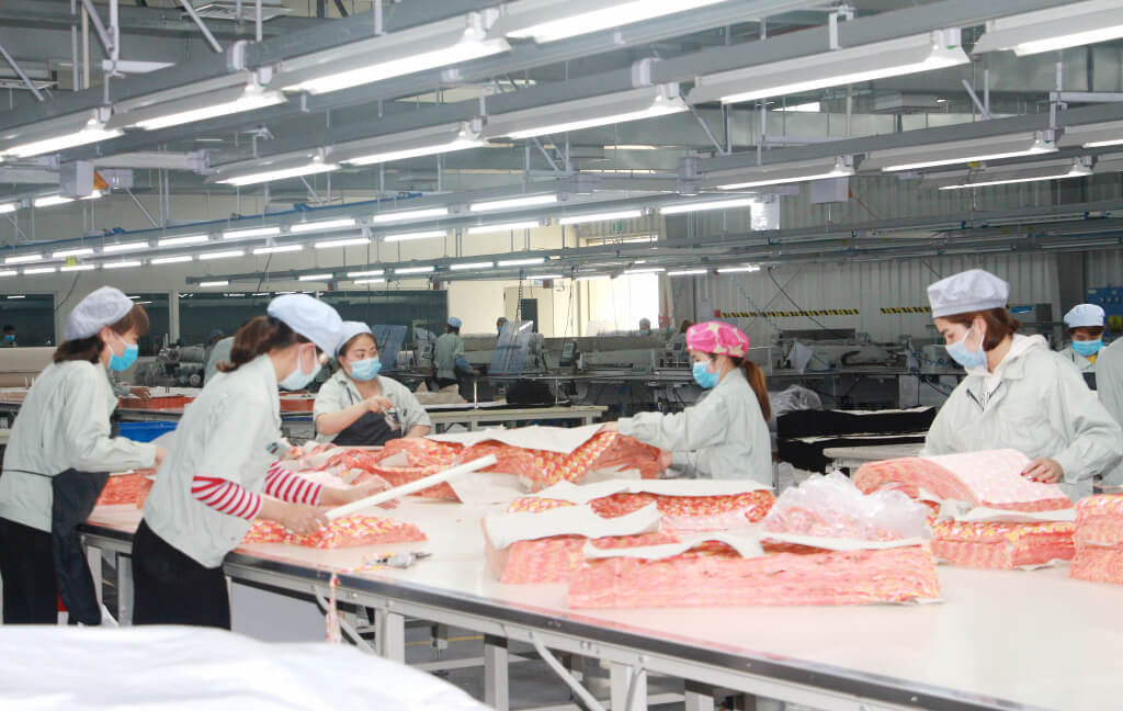 Sản xuất dệt may tại Công ty TNHH May mặc Hoa Lợi Đạt Việt Nam tại KCN Cảng biển Hải Hà (huyện Hải Hà).