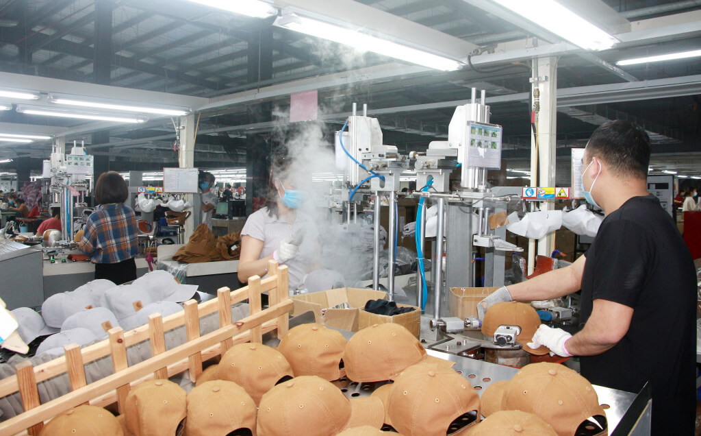 Sản xuất mũ xuất khẩu tại Công ty TNHH Dệt may Weitai Hạ Long (KCN Việt Hưng).